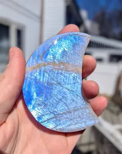 Moonstone Crescent Moon Carving – Intuition, New Beginnings & Emotional Balance