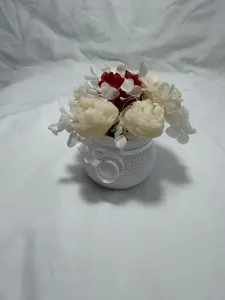 Mini bouquet de flores de cera.