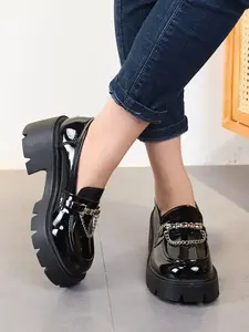 Leather loafers with metal chain and thick sole, collegiate style, height-boosting small leather shoes—comfortable for commuting, versatile, won’t tire your feet.