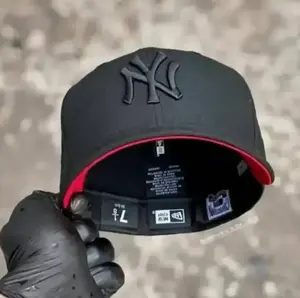 Size 7 1/4 Black New York Yankees 9FORTY Snapback Hat, Black on Black Embroidered NY Logo, Red Undervisor, Limited Edition 2026 Urban Streetwear Gorra premium, moda urbana para hombres y mujeres