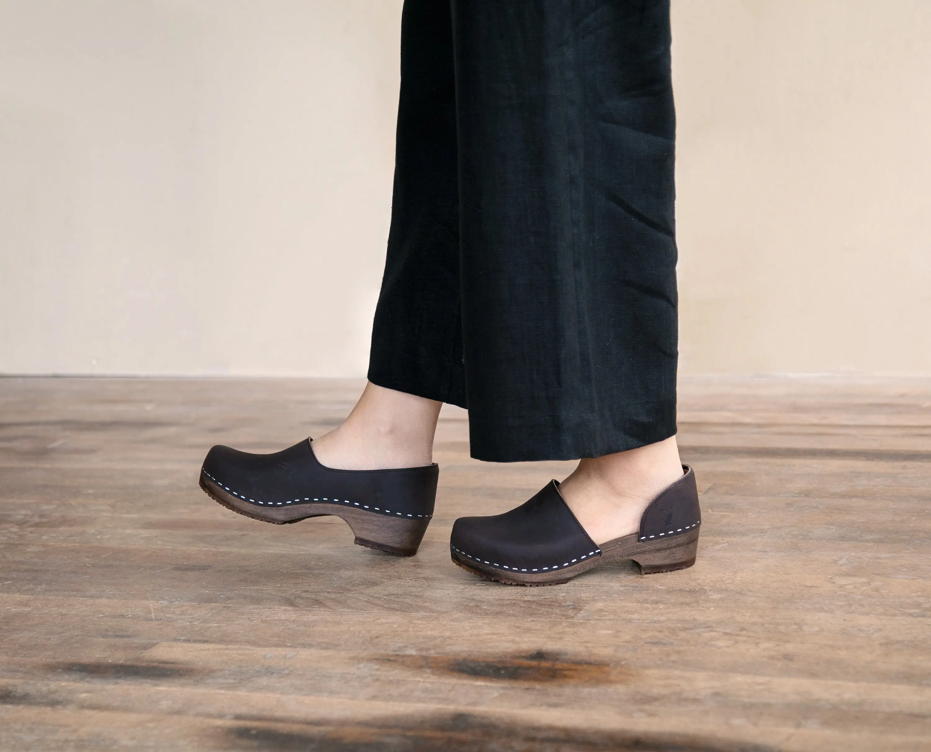 Black Closed Back Clogs for Women / Low Wooden Heel / Nubuck Leather / Swedish / Brett Low