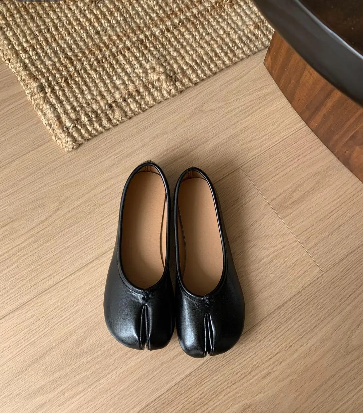 Women's Soft Smooth Leather Ballet Flats - Minimalist Plain Design, Unique Front Split Detail, Padded Sole, All-Day Foot Fatigue Relief for Office Work, Brunch Dates