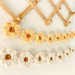 Handmade Crochet Daisy Wreath, Spring Summer Decorative Daisies, Includes 8 Daisy Flowers, Wall Hanging Decoration for Living Room Bedroom