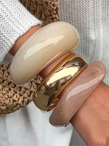 1pc New Fashion Exaggerated Round Resin Bracelet, Maillard Smudged Acrylic Wide Cuff, Retro INS Irregular Arc Gold Smooth Bangle. Bright White & Tan Irregular Bracelet, great gift for girlfriend, ideal for dating, vacation, beach, parties and daily wear.