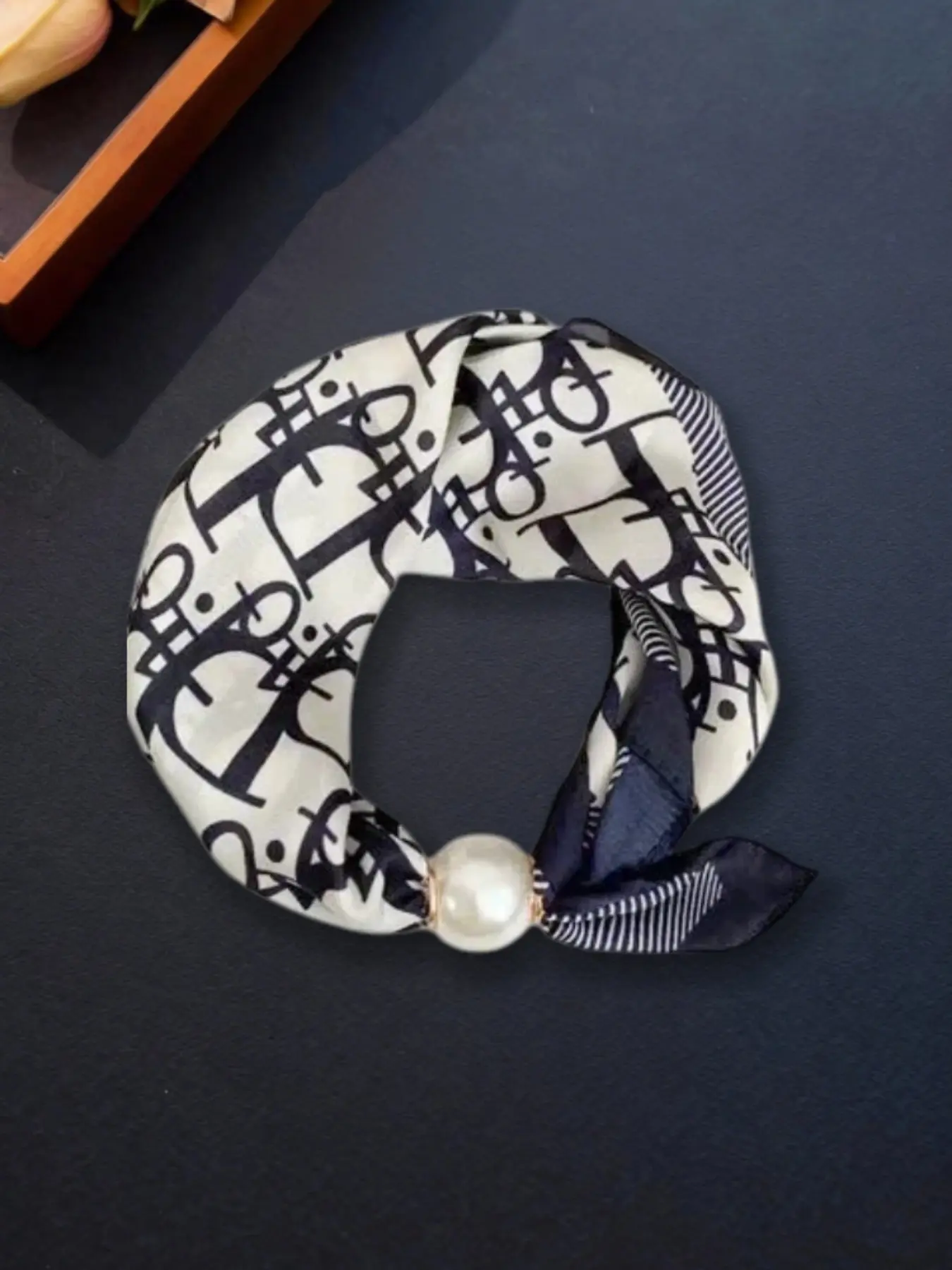 Pearl Magnetic Clasp Scarf Wrap with D Letter Print, Stylish Comfortable Scarf for All Seasons, Casual Versatile Fashion Accessory, Boho Style Scarf, Boho Style Shawl