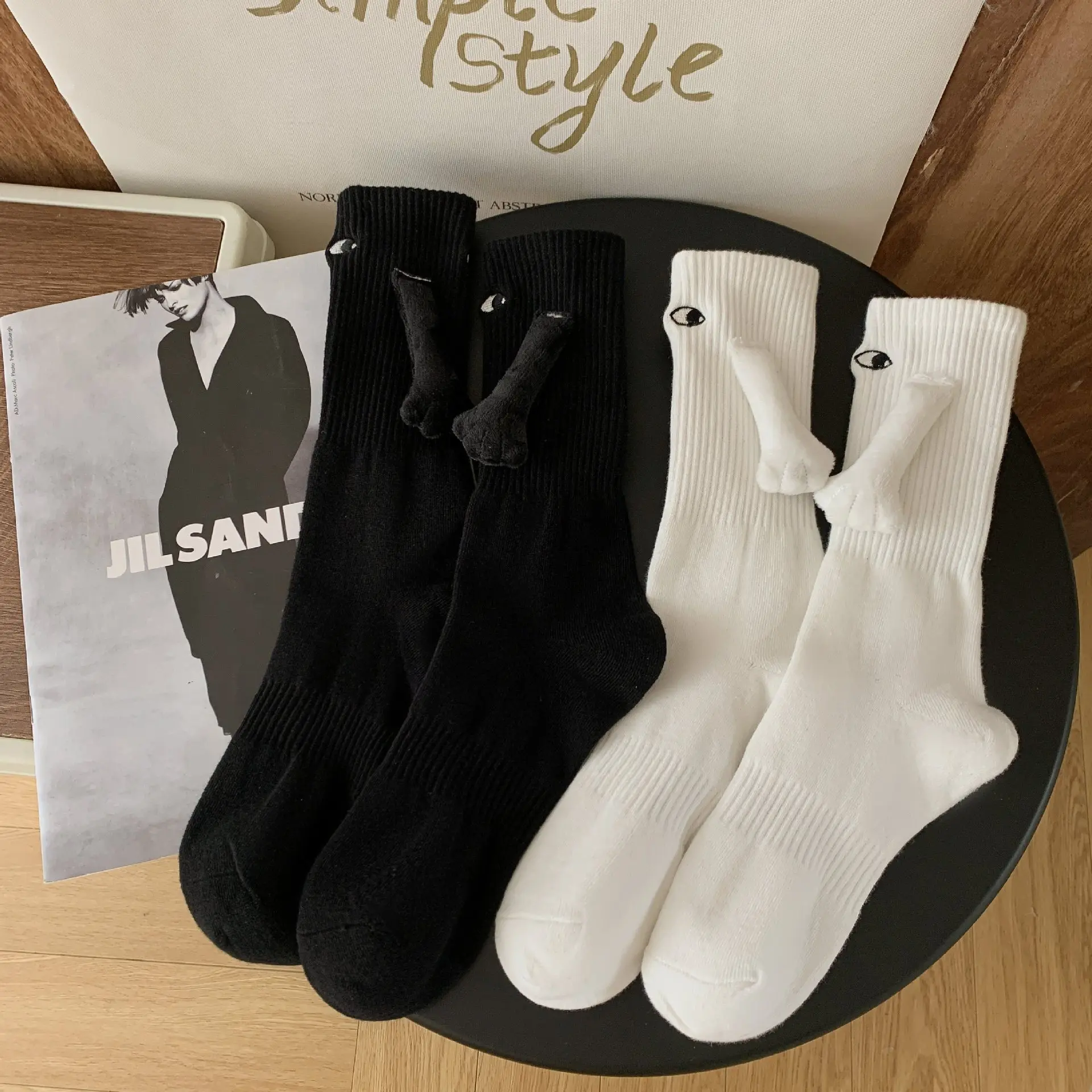[In-stock for immediate delivery] Amazon AliExpress cross-border embroidered eye-hand-holding magnetic couple socks