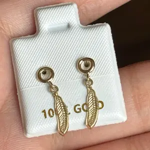 Broquelito de oro 10kt en forma de pluma