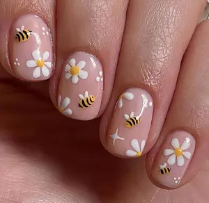 Bee Daisy Press on Nails Short Square Design Soft Nude Base with Cute Daisy Flower Patterns Glossy Finish Reusable Spring Summer Floral Stick on Nails Suitable for Casual Looks Artificial Nails 24 Pcs