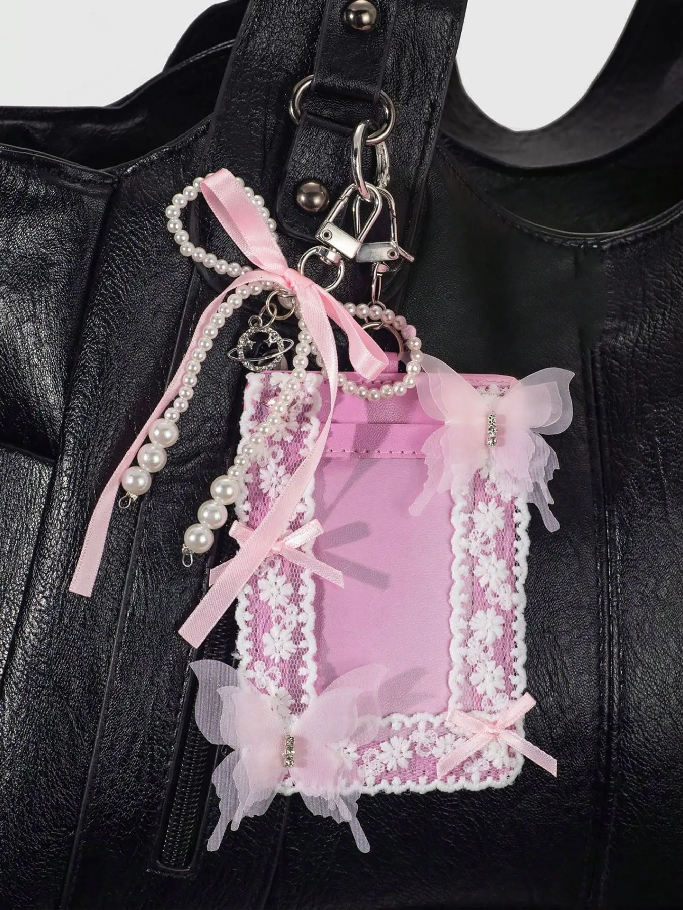 Exquisite style, fashionable atmosphere, plush ball lace pendant with pearl chain and bow elements decoration design, a versatile bag pendant with niche personality texture, and can also be used as a keychain