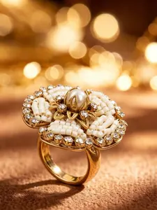 A French style light luxury camellia ring with petal shaped contours that create an elegant curve, exuding a high-end atmosphere with a subtle fragrance. It is also an exquisite gift for daily commuting and conveying feelings