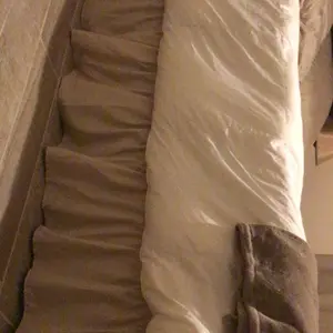 Easy-Going Ruffled Bed Skirt, 14/18/22 Inch Tailored Drop Soft Washable Bed Skirt for Twin, Queen, King and C-King Size Beds, Fitted with Adjustable Elastic Belt, Without Lift The Mattress, Bedroom, Beddecor