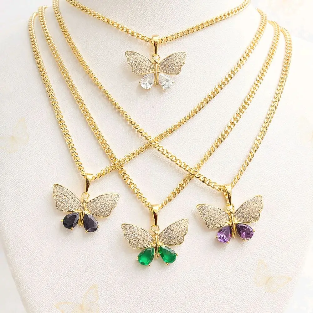 Cadenas doradas con dijes de mariposas de direfentes colores , medida 17.5 pulgadas . Laminado de alta calidad.