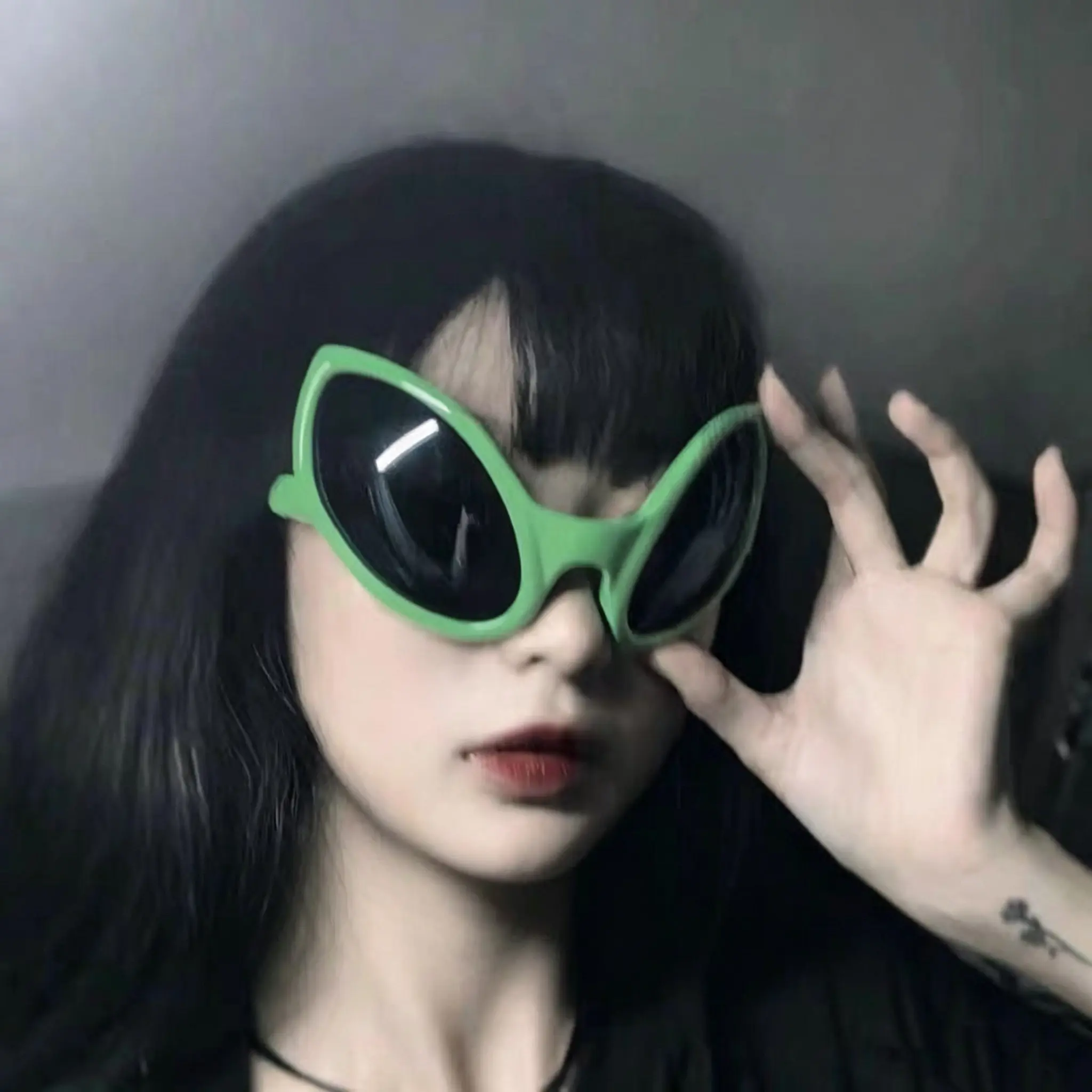 Green Triangle Sunglasses in Funny Alien Style, Trendy Fashionable Party Photo Props for Halloween Cosplay, Music Festival Dance Accessories, Bar Party Birthday Gathering Selfie Must-Have, Christmas, Valentine's Day, Easter, Alien Design