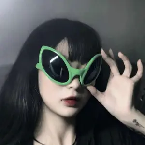 Green Triangle Sunglasses in Funny Alien Style, Trendy Fashionable Party Photo Props for Halloween Cosplay, Music Festival Dance Accessories, Bar Party Birthday Gathering Selfie Must-Have, Christmas, Valentine's Day, Easter