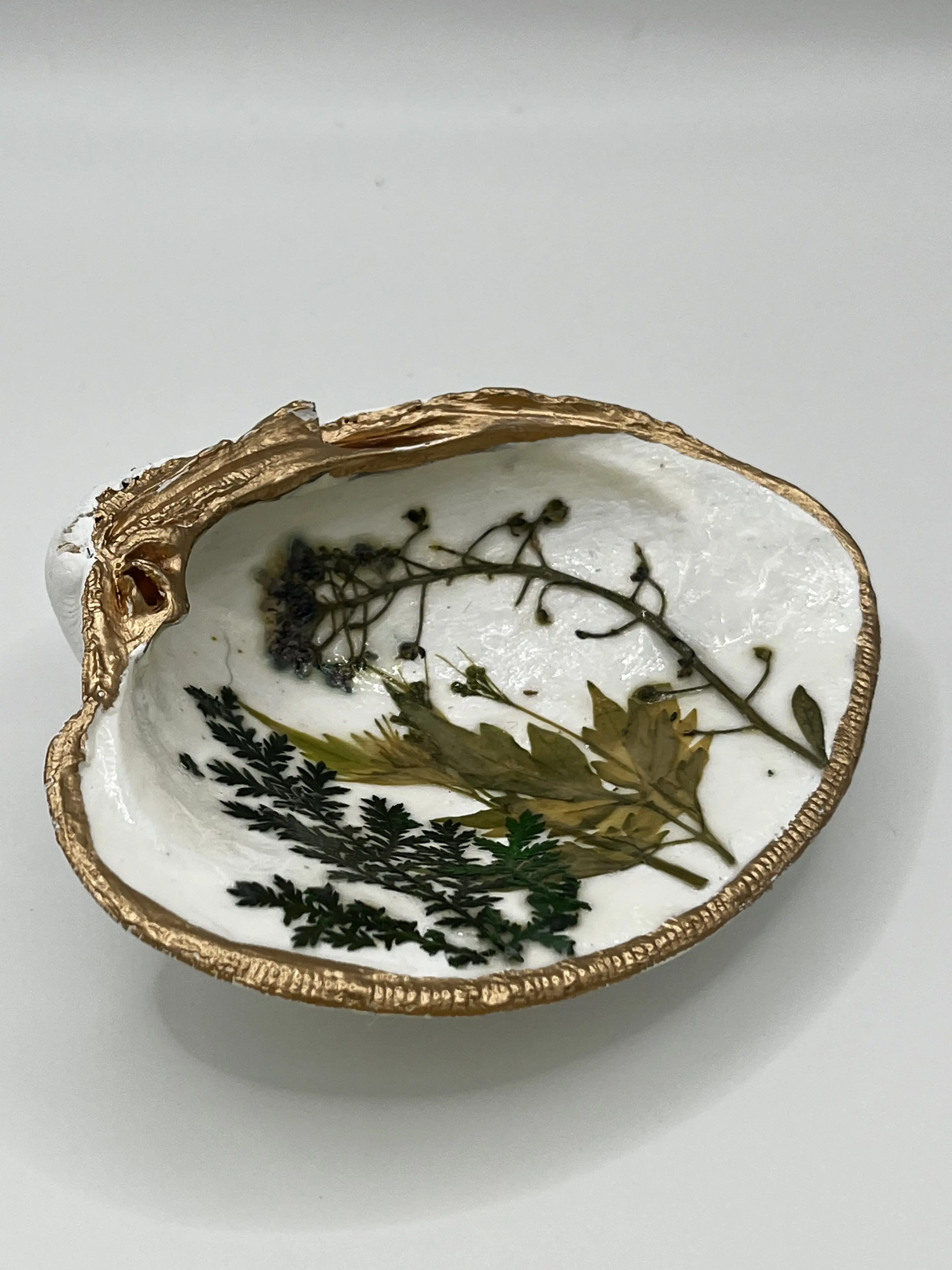 Hand Crafted Pressed Flower Jewelry Trinket Dish With Gold Leaf Trim and Pearl Feet Vintage Design Purple Shell 4x3 Inches Unique Gift