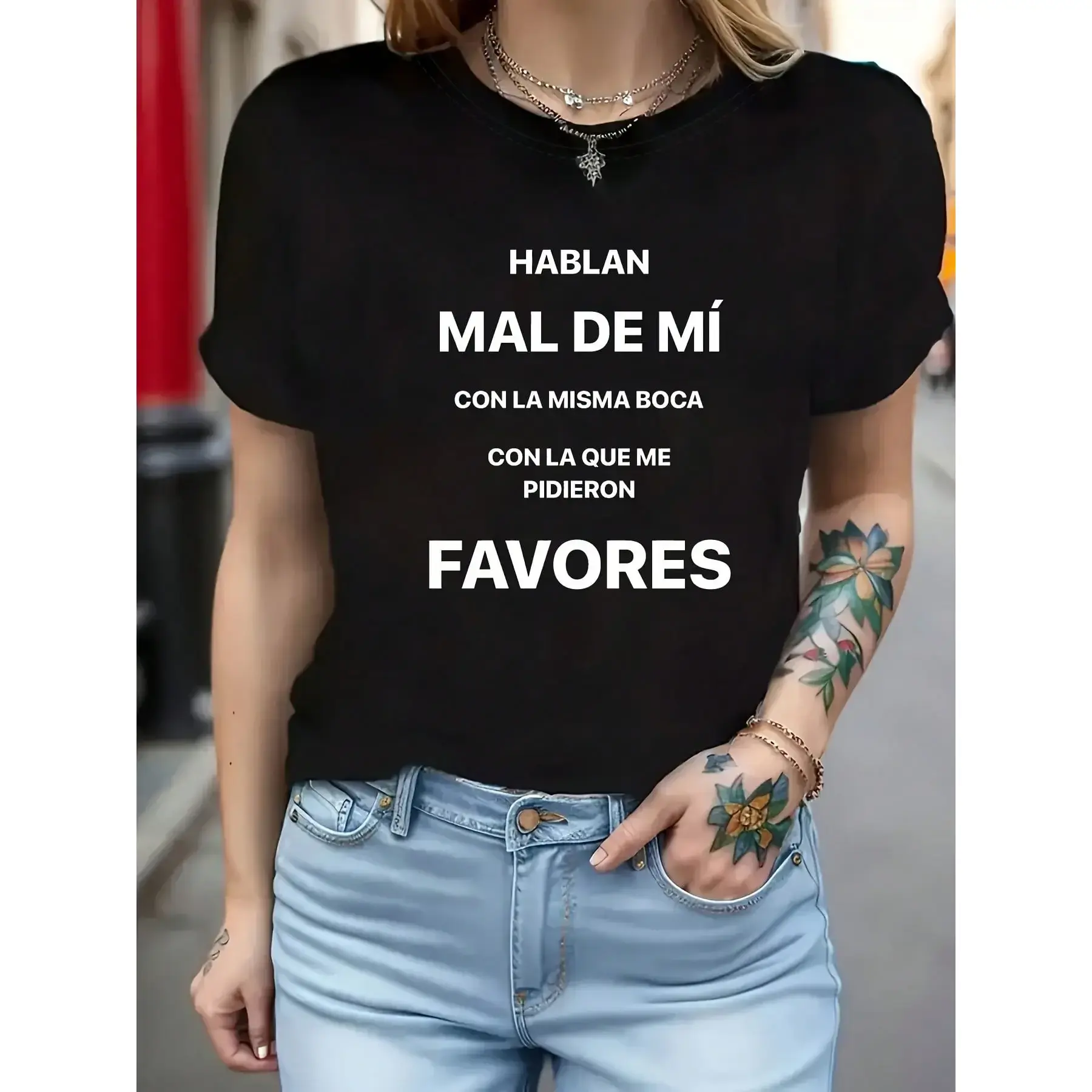 Women's Spanish Phrase T-Shirt "They Badmouth Me" Spanish Letter Print Top - Short Sleeve Crew Neck Casual Blouse Suitable For Spring & Summer Wear, Machine Washable Spanish Clothing For Everyday Outfits