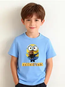 Boys' T-shirt "Minion Hugging Bear Cute" cartoon single Minion + doll print T-shirt, full of healing feeling, full of childlike fun, comfortable and easy to match for daily outings / animation-themed outfits