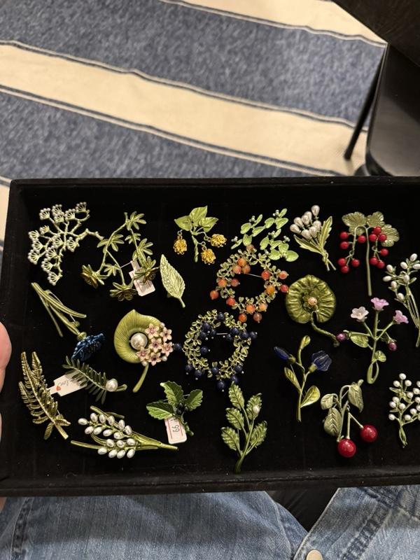 Floral hijab pins and brooch collection Floral hijab pins and brooch collection