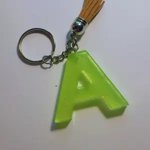 Llavero de la retra A Verde con Cadena de Metal y Borla Amarilla para Accesorios de Llaves