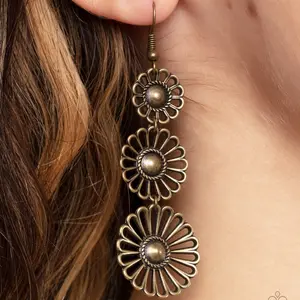 Paparazzi-Jewelry, Gazebo Garden - Brass - Earrings