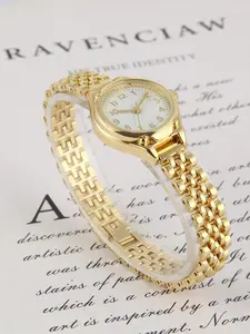 Shiny small dial female fashion bracelet watch simple Quartz Wristwatches women's golden silvery bracelet Exquisite watch Fashionable Wristwatch