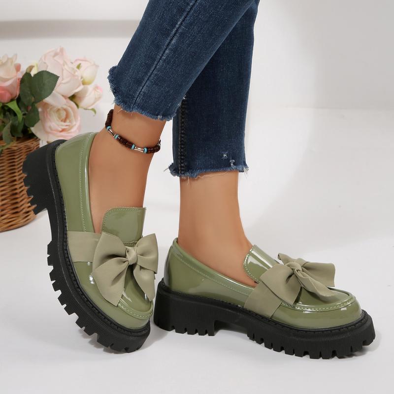 Lacquer leather with high gloss and exquisite bow tie, thick soled loafers