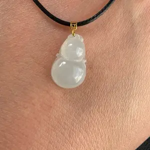 White jadeite Jade Hulu pendant, 18k