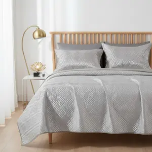 Luxurious Silk Satin Quilt Set with Geometric Pattern, Woven Embossing Bedspread, Luxury Quilted Coverlet Set for All Seasons( 1 Quilt,2 Pillow Shams) , European Round Corner Design Soft Microfiber Bedspread, Easy Care Machine Washable for Bedding