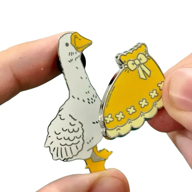 Goosetok travel edition Goose pin with two magnetic outfits!