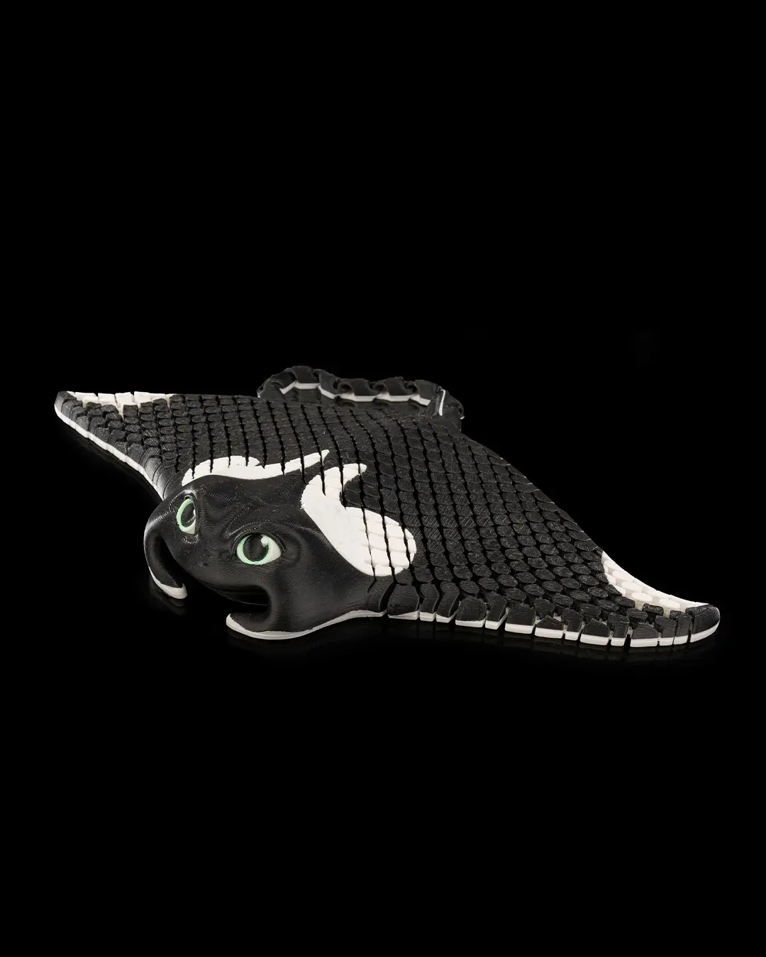 Flexi Manta Ray - Colorful Articulated Ocean-Inspired Fidget, Customizable Colors: Blue, Green, Red, Stylish Design, Personalization for Your Style