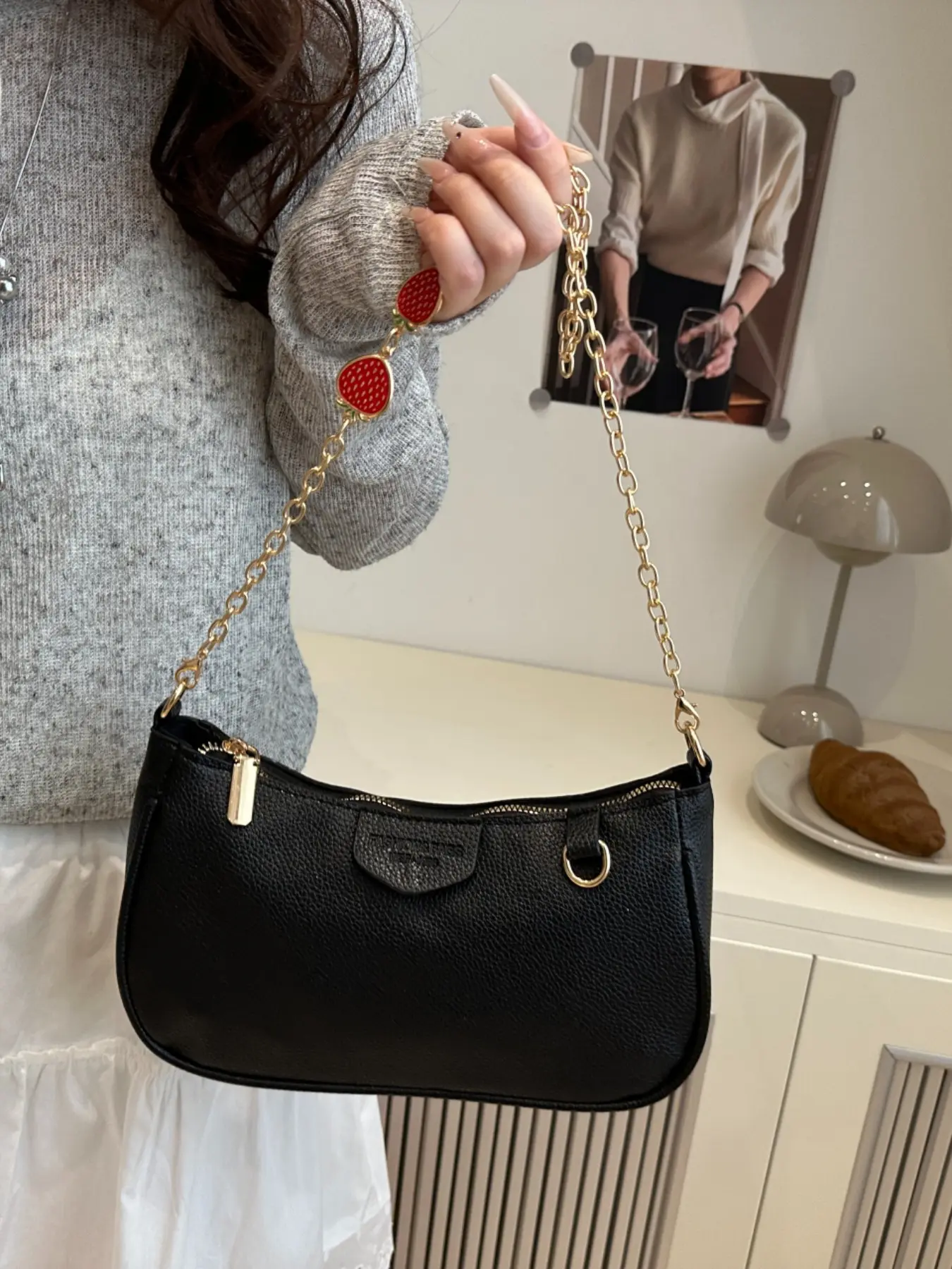 New High-End Underarm Bag with Strawberry Chain Decoration, Fashionable Shoulder Crossbody Bag for Various Occasions, Fashionable Versatile Purse