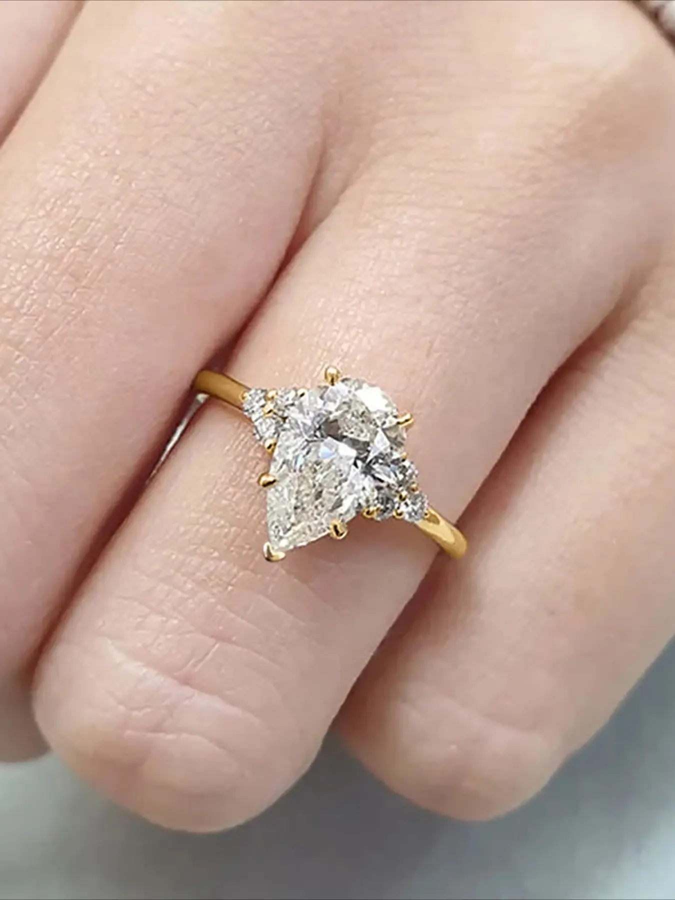 1 PC Glamorous Elegant Water Drop Zircon Golden Rings for Women Exquisite Trendy All-match  Wedding Engagement Promise Ring Elegant Ladies Fashion Jewelry for Party Daily Clothing Decor Accessories as Anniversary Birthday Festival Gift for Girlfriend