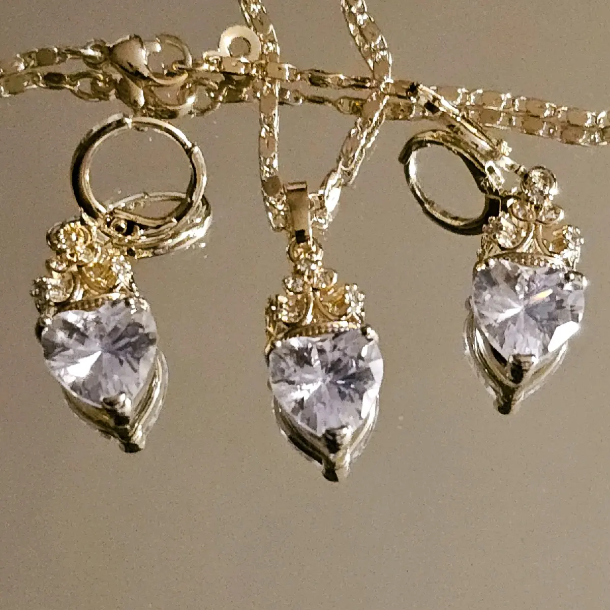 1.2mm vintage Style Chain set necklace and earring set. It comes in clear heart style tone and made of copper gold plated not a water resistant