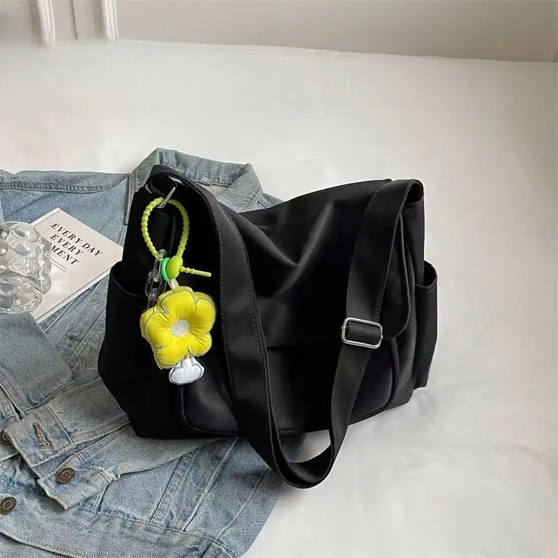 Black gift yellow flower pendant