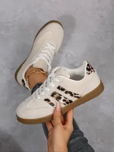 A Pair Of Multicolored Retro Sneakers Decorated with Leopard Stripe Patterns, Featuring A Lace-up Design and A Gum Sole for Comfortable Walking, Ideal for Retro Outfits, Suitable for Daily Outings Or Commuting, Casual Walking Shoes