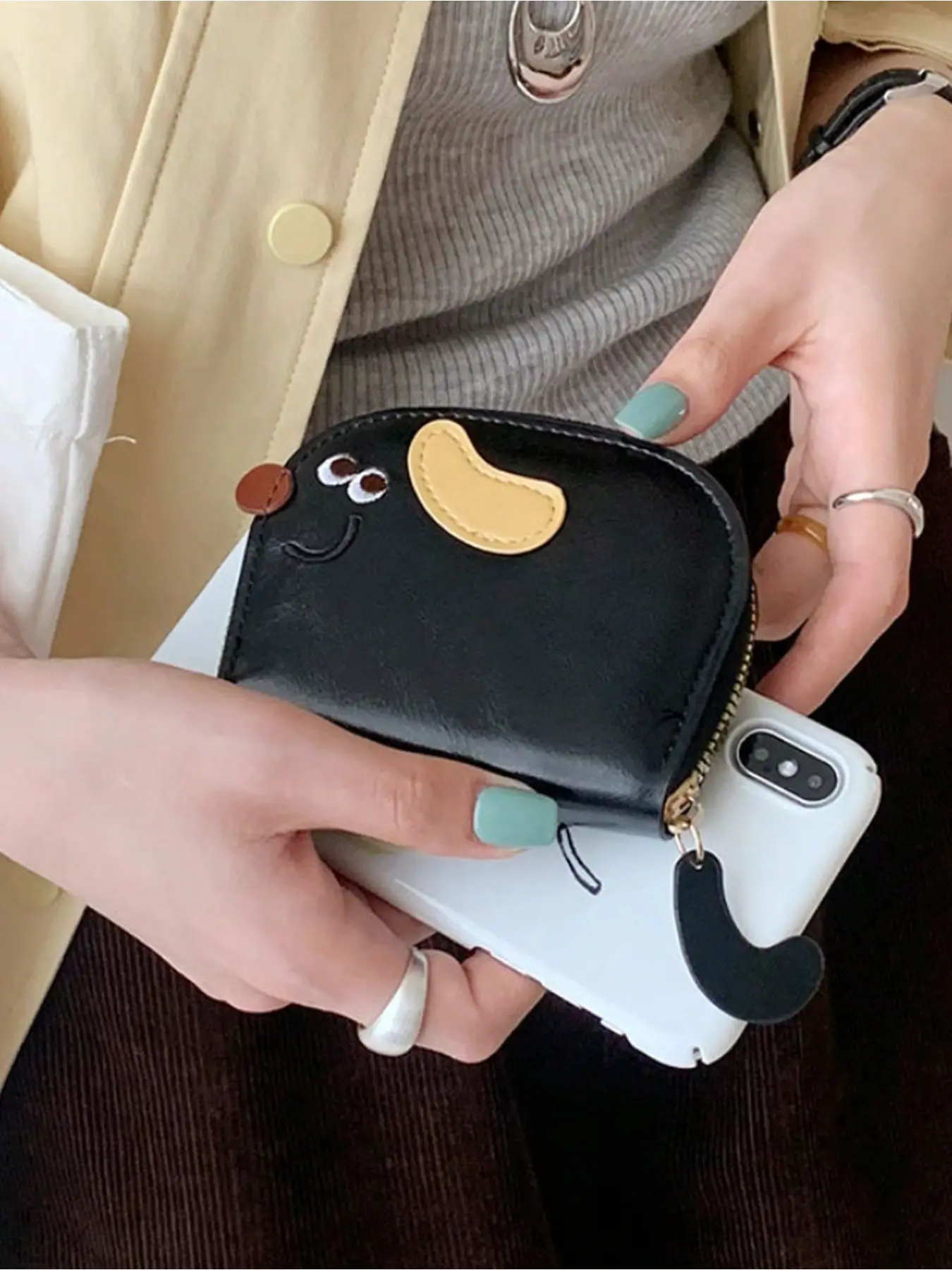 Dachshund-shaped card holder, bread-shaped dog design, accordion-style card holder, large-capacity women's wallet, compact and portable, multi-card slot design, available in multiple colors, suitable for giving to family, friends, and loved ones,