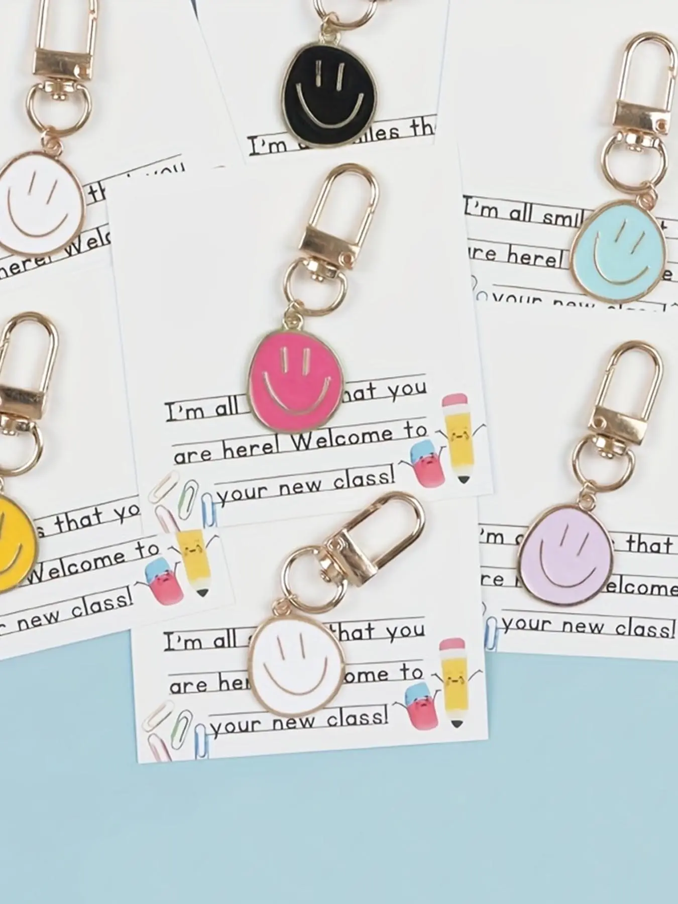 6pcs Cute Smiley Face Keychains, Cute Keychains For Car Keys, With Warm Welcome Pocket Hug Cards, A Set For The Opening Ceremony, Random Colors And Styles, Gifts From Teachers, Back-to-school Gifts