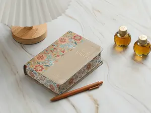 Portable Bible Letra Grande 12 Points RV1960 Imitation Leather Floral Cream Finish with Floral Edge for Easy Reading