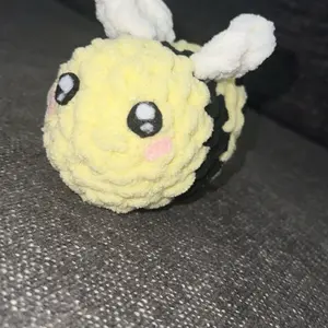 small bumblebee with blush