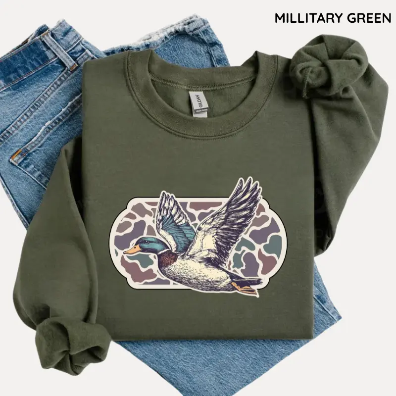 Women's Vintage Camo Duck Hunting Crewneck Sweatshirt Tops - Retro Flying Mallard Art, 90s Waterfowl Long Sleeve Fitted Round Neck Old School Top, Graphic Sweatshirts, Casual