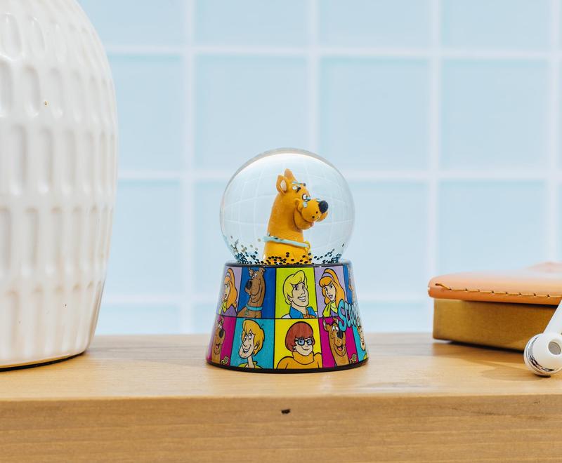 Scooby-Doo 3-Inch Mini Light-Up Snow Globe