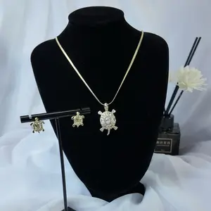 Delicado set de tortuga con cadena cola de ratón aplastada a juego con sus aretes