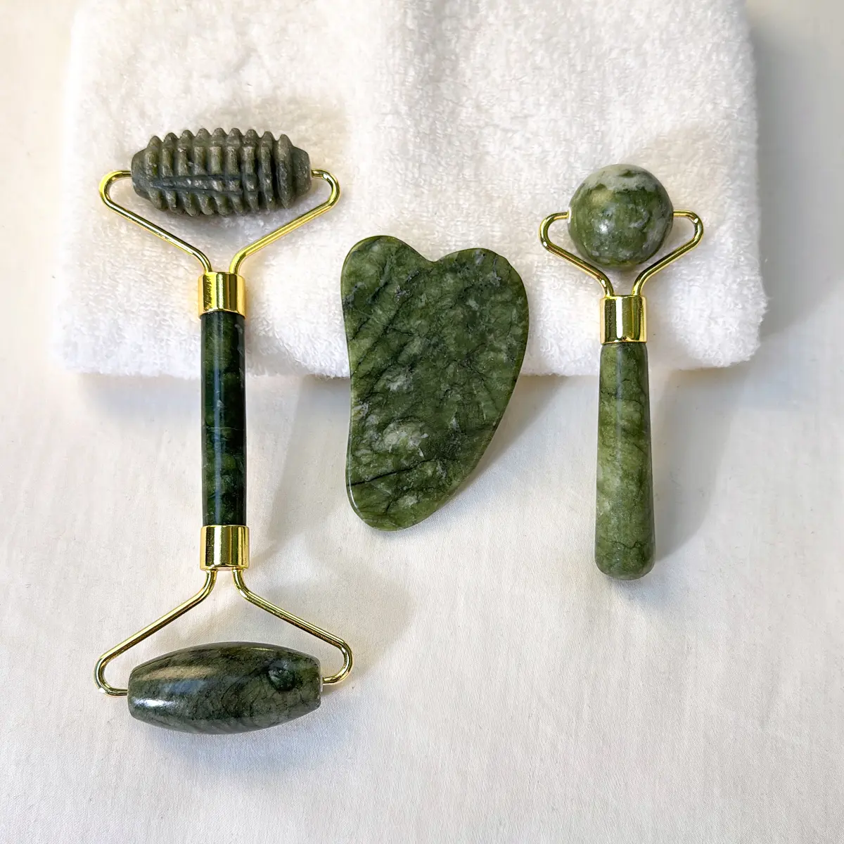 3 Piece Jade Roller & Gua Sha Set, Manual Beauty Tools At Home Facial Self Care Tool Facial Beauty Instrument Facial Care Tool for Face Eye Neck Forehead, No Fragrance, Mother's Day Gift