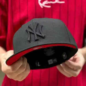 New Era New York Yankees 59FIFTY Fitted Cap – Black with Red Undervisor Flat Brim Baseball Hat Embroidered NY Logo Streetwear MLB Cap for Men Women