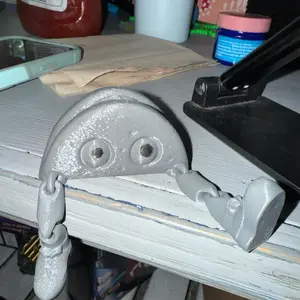 Taco Buddy – The Swinging-Leg Desk Companion