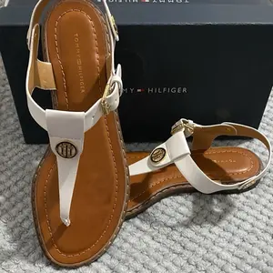 Tommy Hilfiger Women's White Sandals with Gold Accents and Logo Detailing
