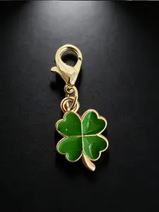 A lucky four-leaf clover keychain pendant, suitable for daily wear, vacation dates, and other occasions, and also a delightful little gift.