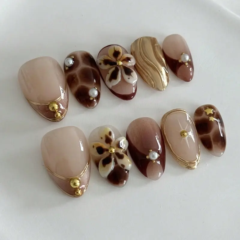 10 Pieces Of Retro, Elegant And Cute Hot Girl Autumn And Winter Atmosphere Caramel Brown Tortoiseshell 3D Carved Metal Texture Wavy Five-Pointed Star Round Beads Pearl Short Almond Wearing Armor Pieces Press On Nail Fake Nails Decorative Nails