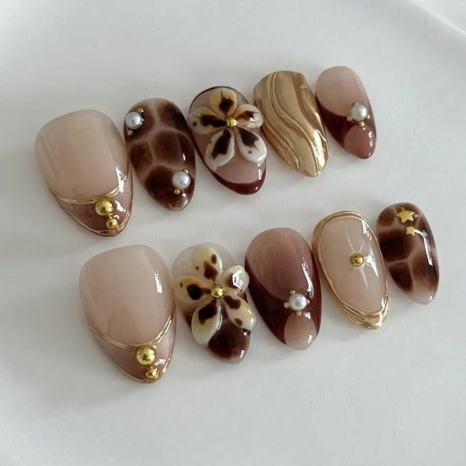 10 Pieces Of Retro, Elegant And Cute Hot Girl Autumn And Winter Atmosphere Caramel Brown Tortoiseshell 3D Carved Metal Texture Wavy Five-Pointed Star Round Beads Pearl Short Almond Wearing Armor Pieces Press On Nail Fake Nails Decorative Nails