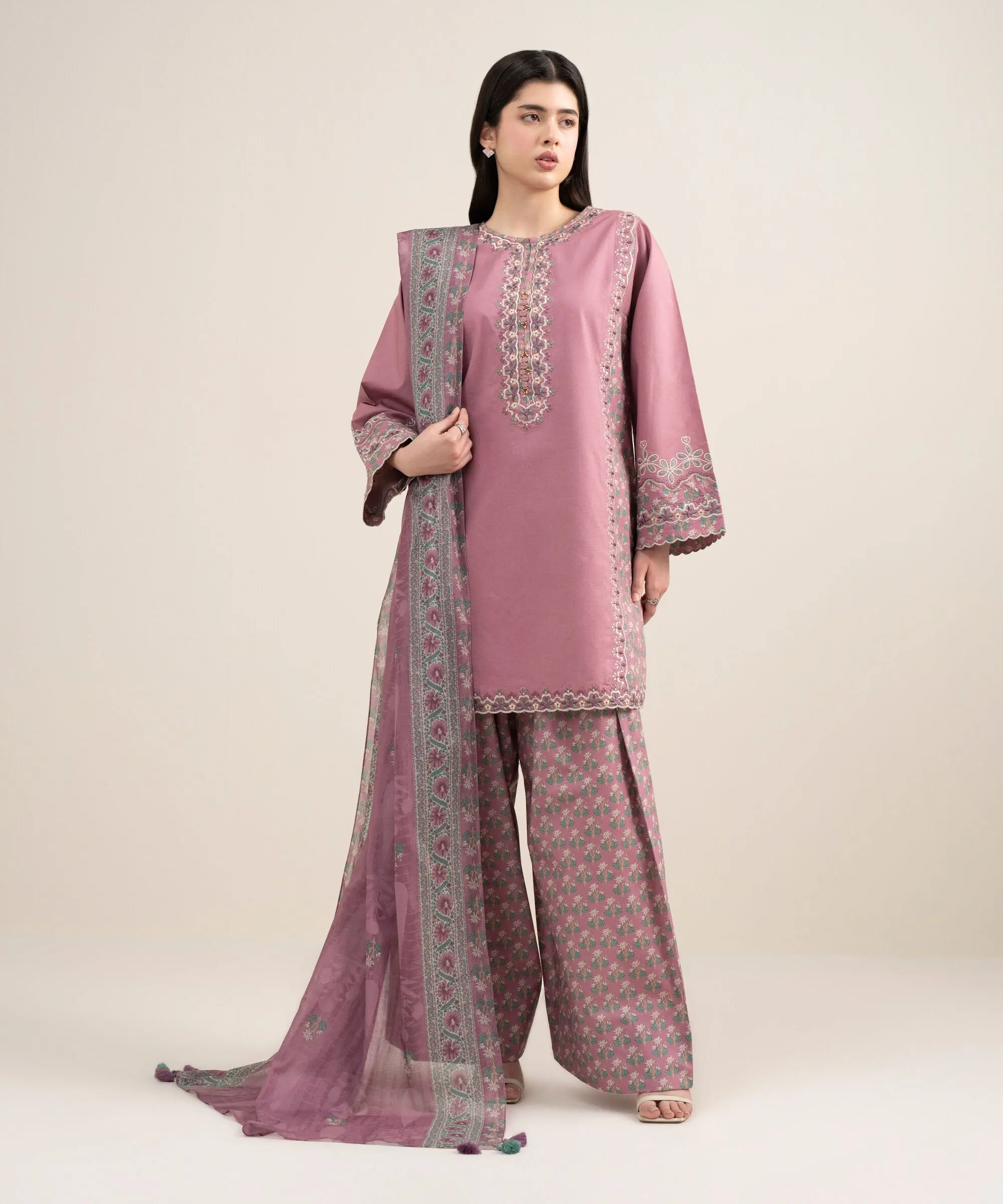 Sapphire Stitched Textured Lawn 3 Piece U3PE-SGS26V3-28 JM(57) Y(194)